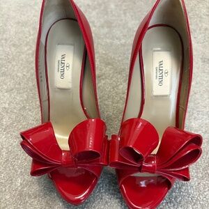 Valentino Garavani patent leather red sandals bow NWOB